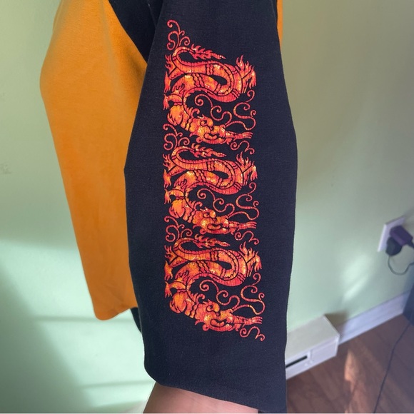 VINTAGE Y2K Q&A BLUE AND YELLOW DRAGON GRAPHIC SLEEVE TOP SHIRT SIZE MEDIUM - Picture 5 of 8